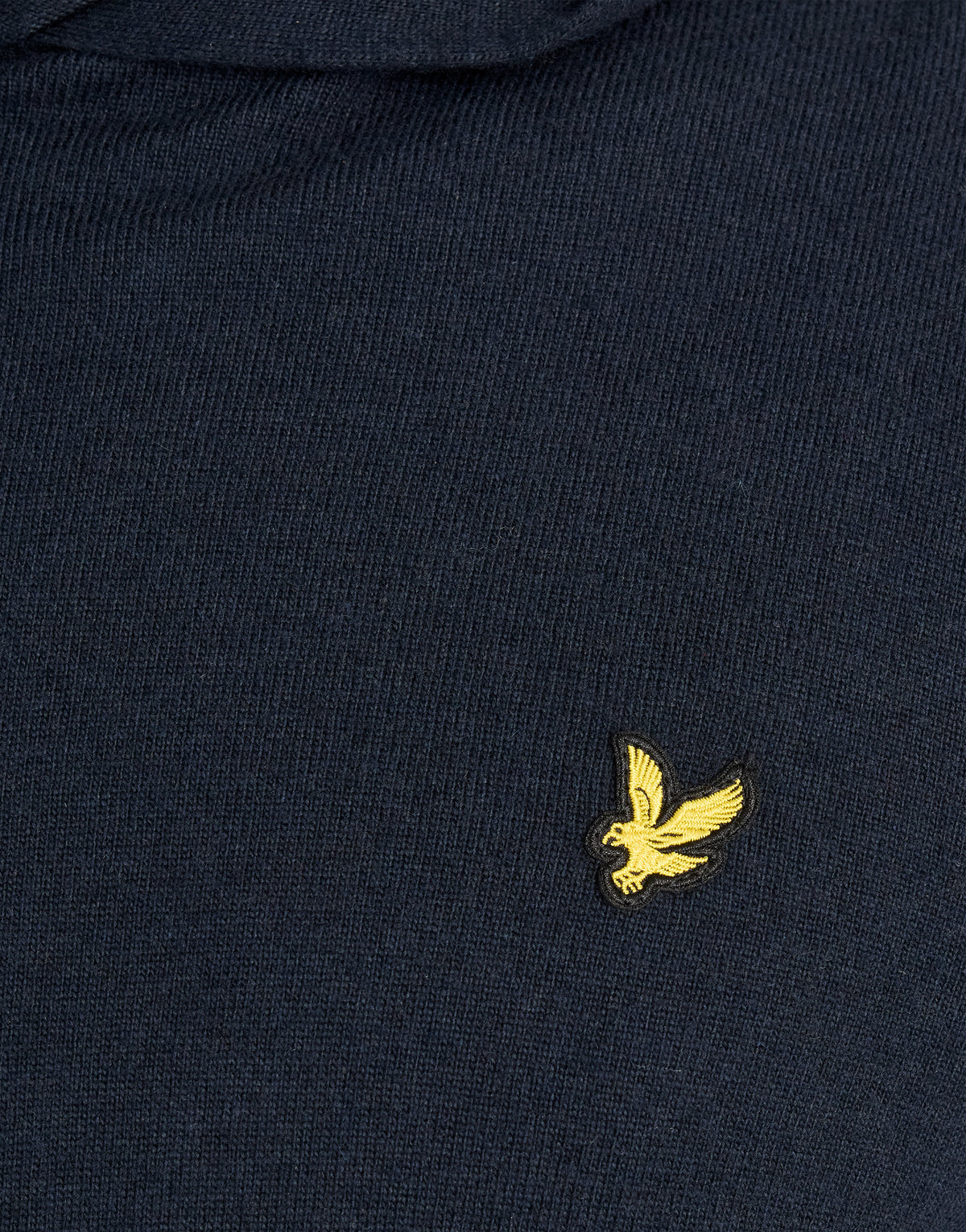 Man in een hoodie van kasjmiermix in donker marineblauw