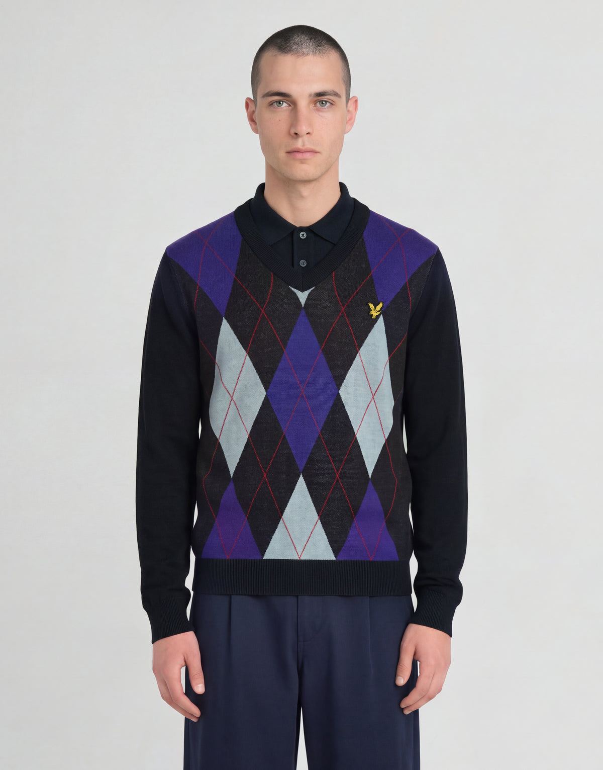 Uomo con maglione a V in maglia argyle della linea Archive, colore blu navy scuro