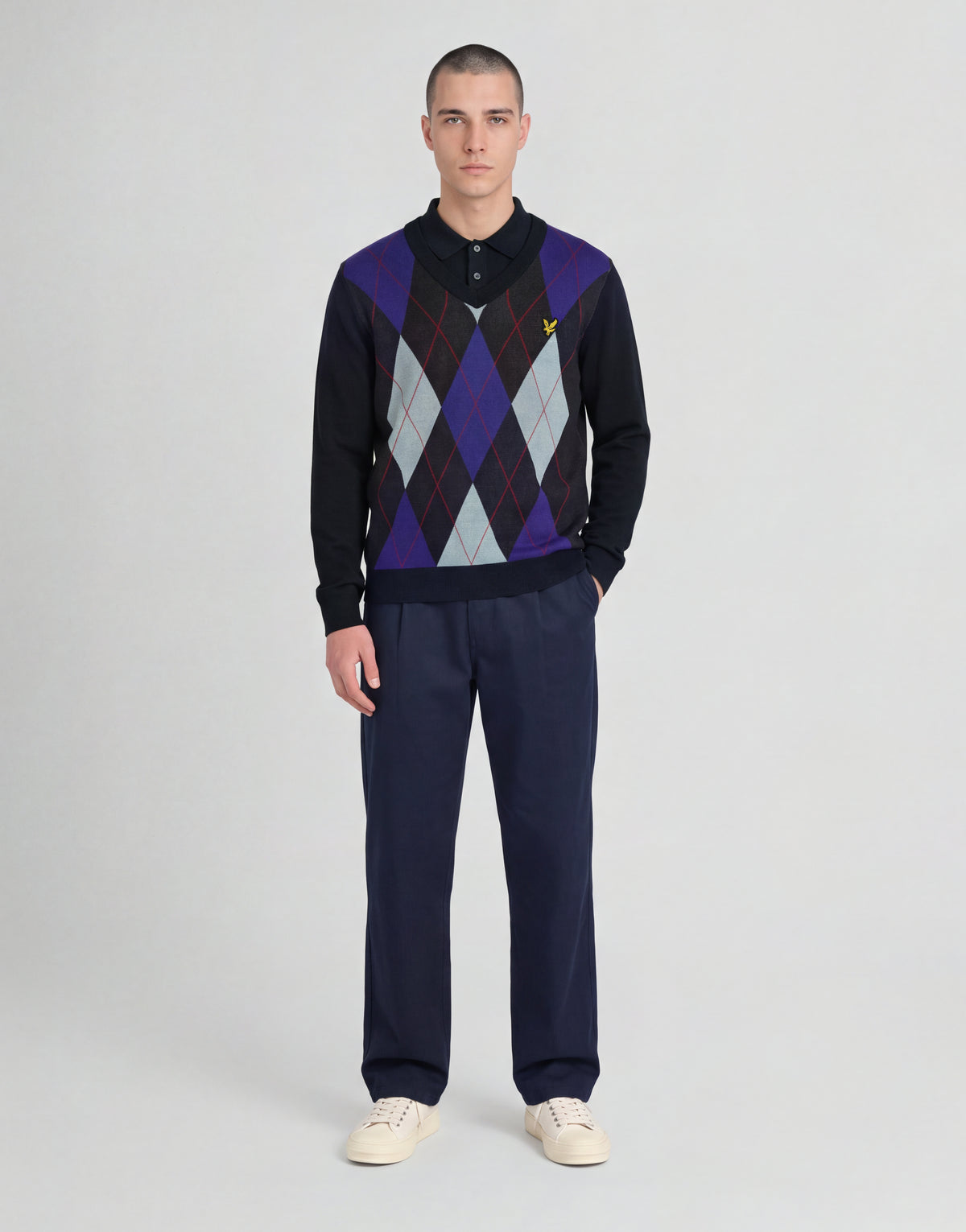 Uomo con maglione a V in maglia argyle della linea Archive, colore blu navy scuro