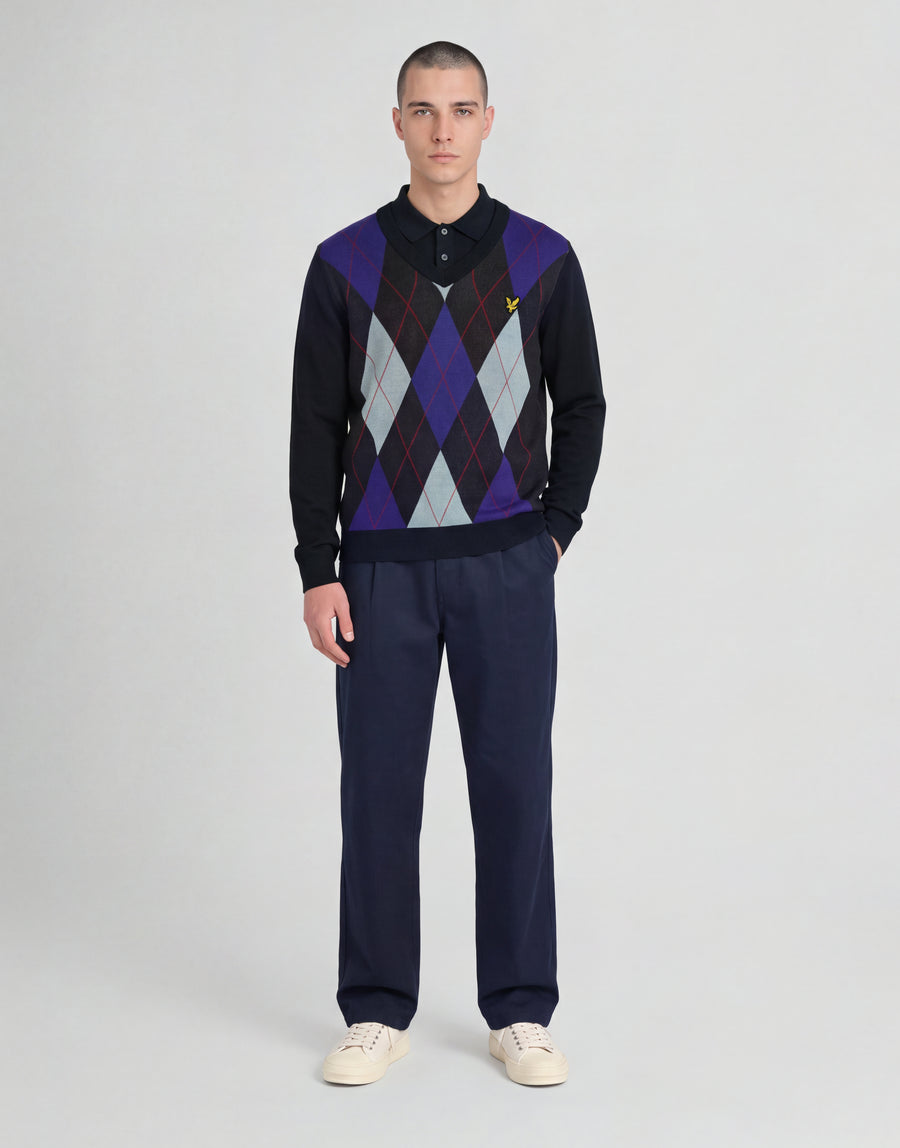 Uomo con maglione a V in maglia argyle della linea Archive, colore blu navy scuro