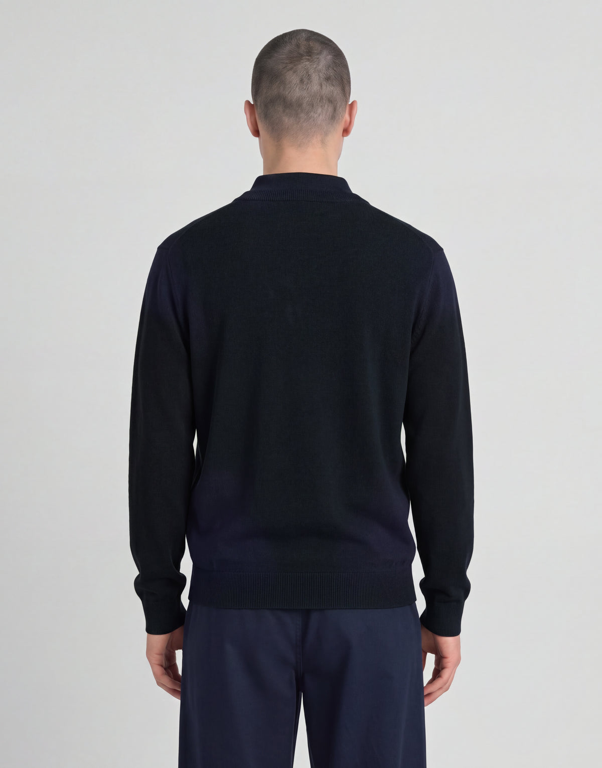 Uomo con maglione a V in maglia argyle della linea Archive, colore blu navy scuro