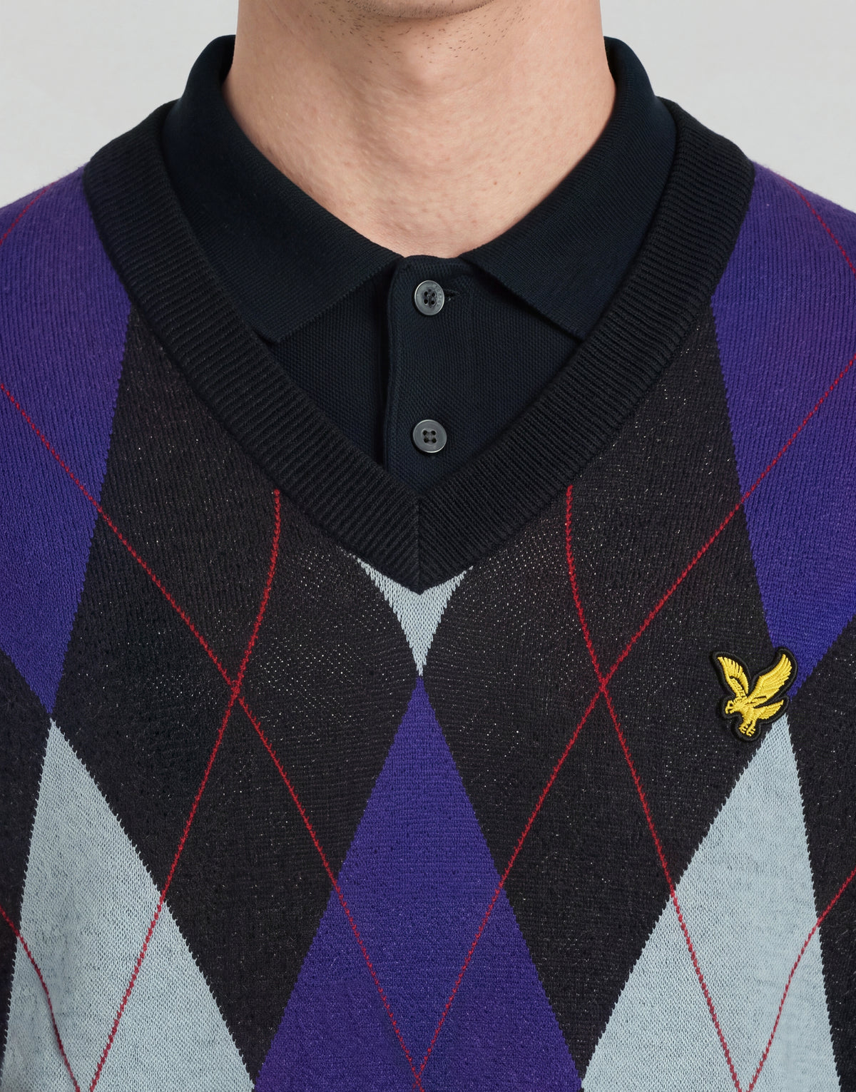 Uomo con maglione a V in maglia argyle della linea Archive, colore blu navy scuro