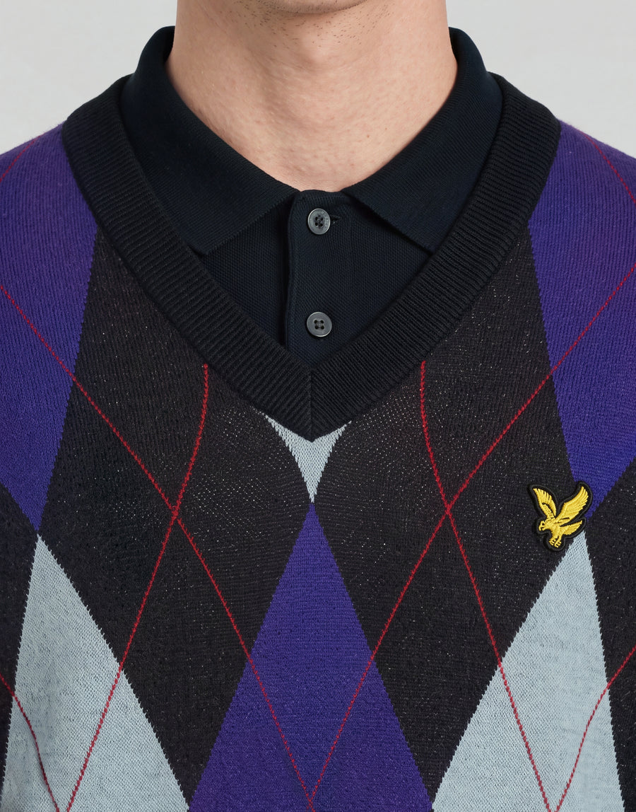 Uomo con maglione a V in maglia argyle della linea Archive, colore blu navy scuro