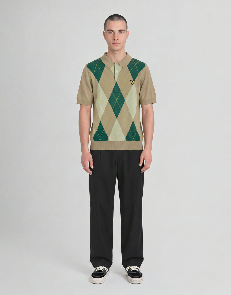 Mann trägt ein gestricktes Polohemd „Archive Argyle“ in der Farbe „Camel Taupe“