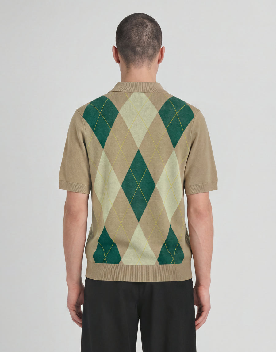 Mann trägt ein gestricktes Polohemd „Archive Argyle“ in der Farbe „Camel Taupe“