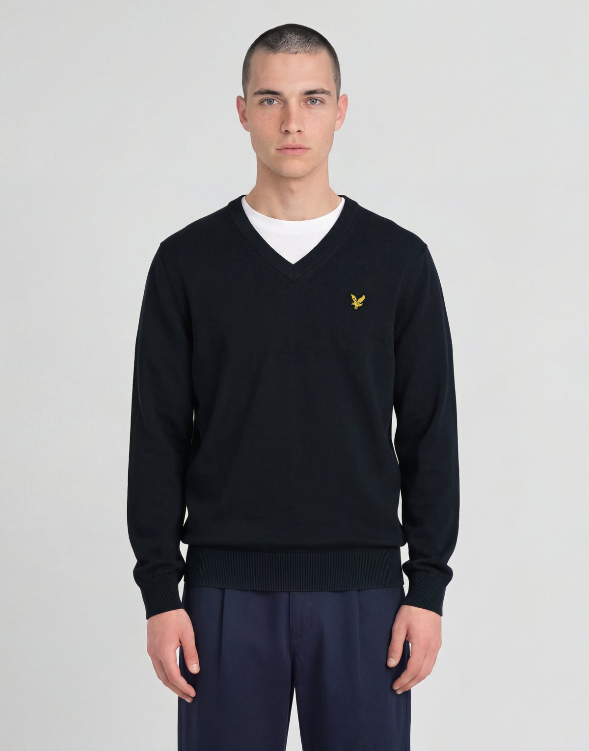 Mann trägt einen gestrickten Pullover mit V-Ausschnitt aus der „Archive“-Kollektion in Dunkelblau