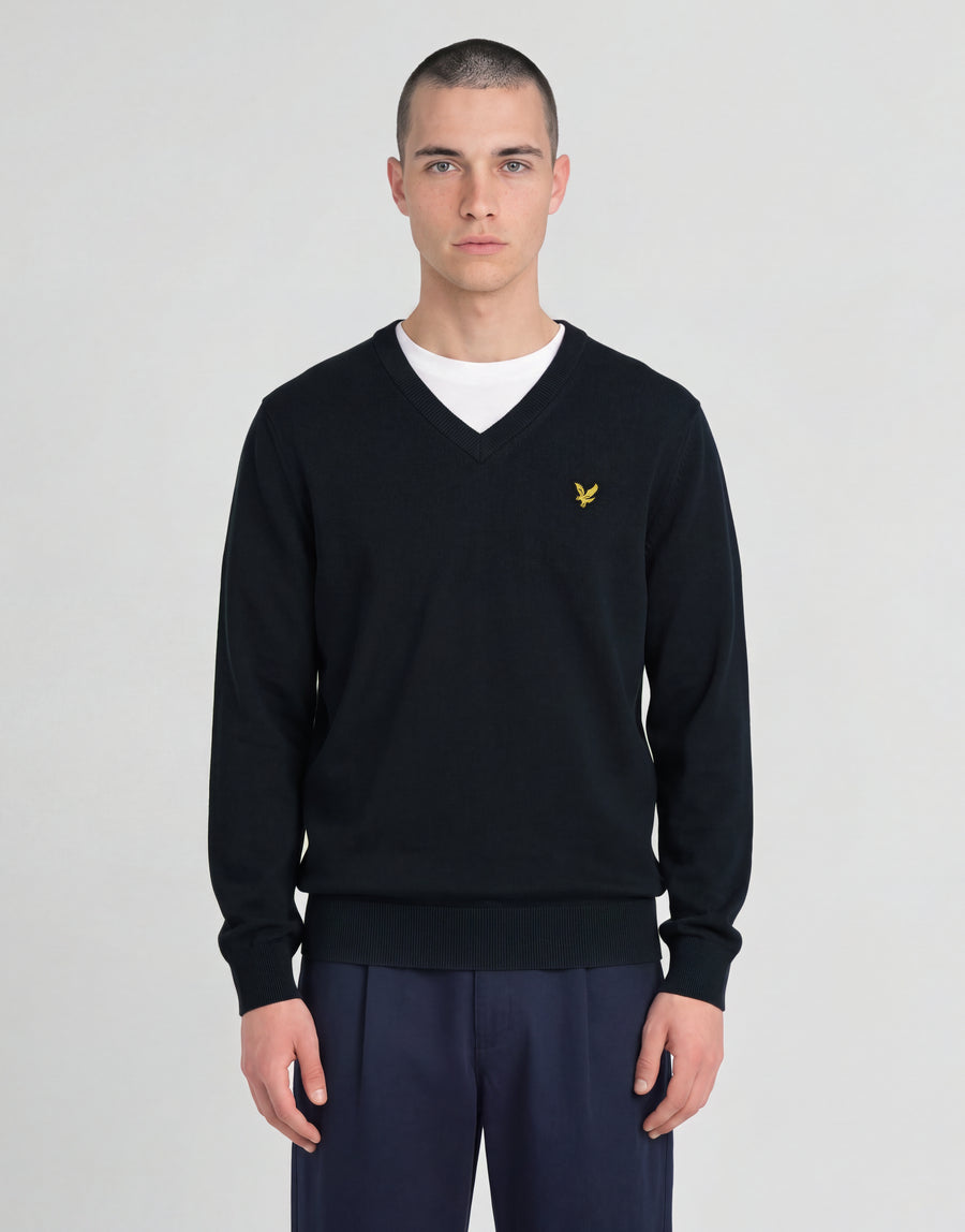 Mann trägt einen gestrickten Pullover mit V-Ausschnitt aus der „Archive“-Kollektion in Dunkelblau
