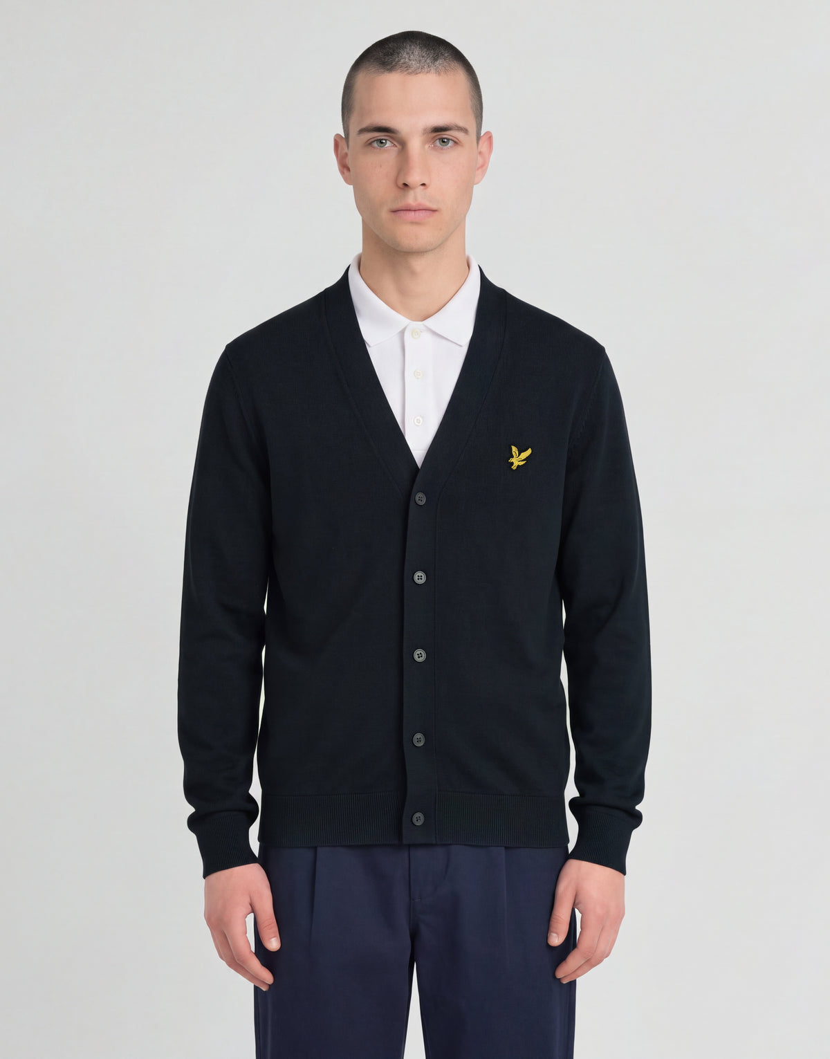 Mann trägt eine gestrickte „Classic Cardigan“ aus der „Archive“-Kollektion in Dunkelblau