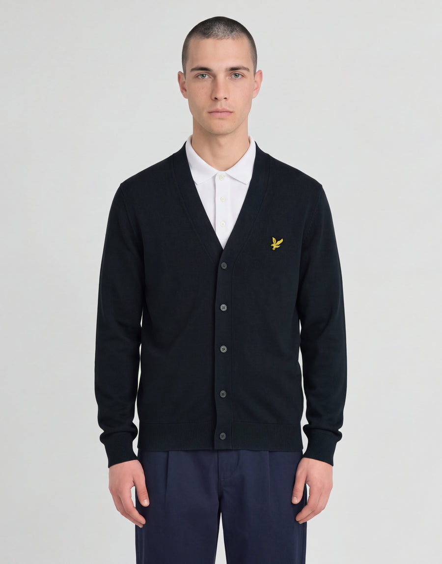 Mann trägt eine gestrickte „Classic Cardigan“ aus der „Archive“-Kollektion in Dunkelblau