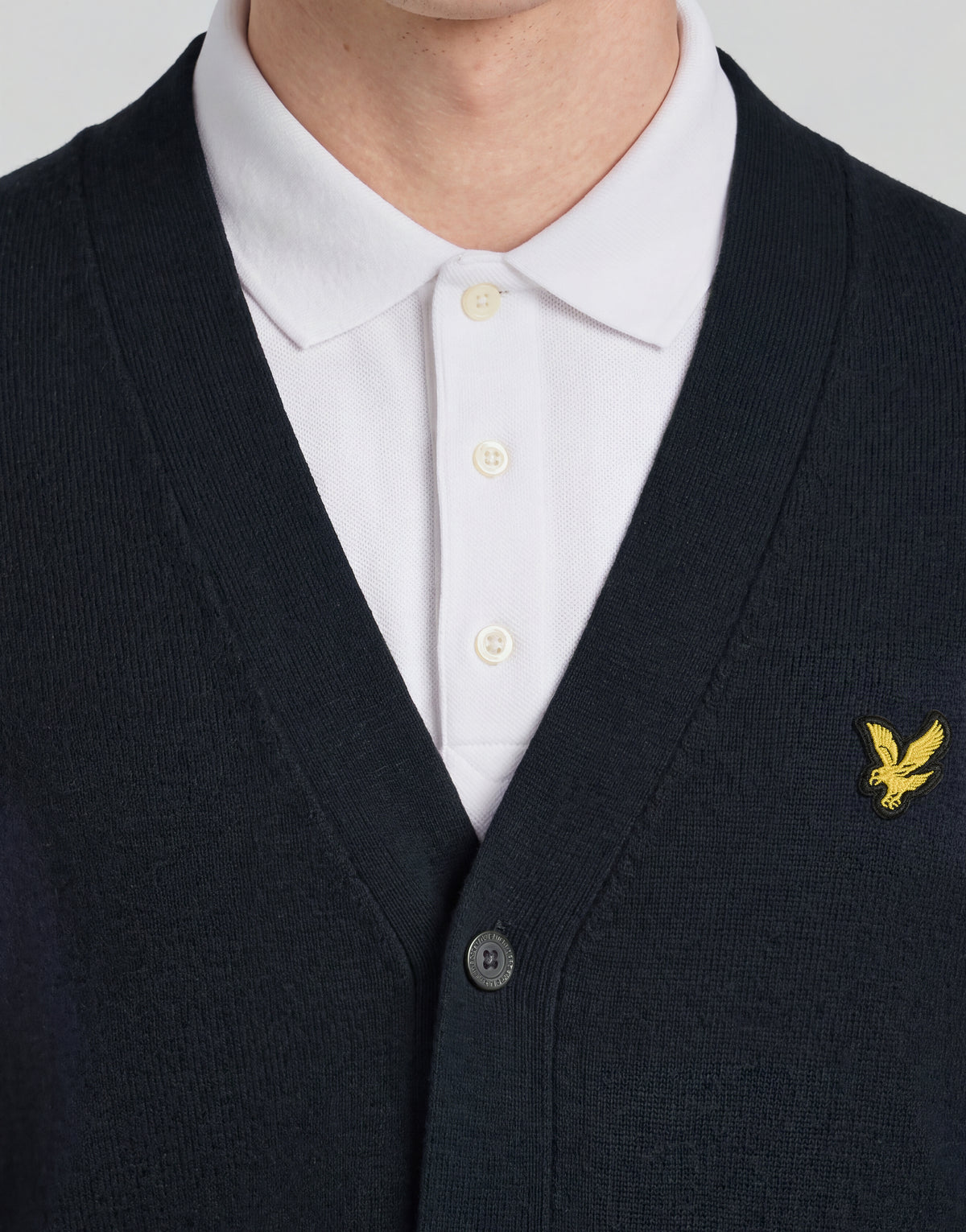 Mann trägt eine gestrickte „Classic Cardigan“ aus der „Archive“-Kollektion in Dunkelblau