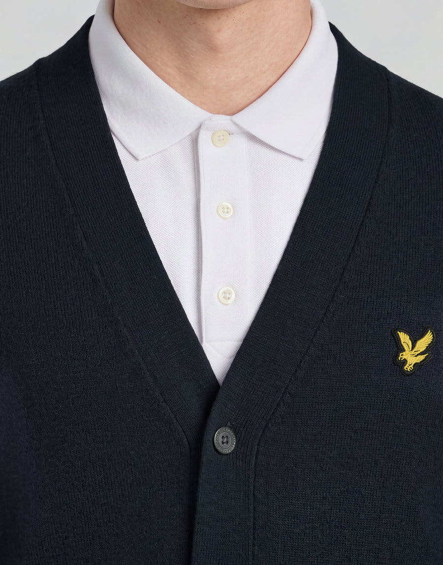 Mann trägt eine gestrickte „Classic Cardigan“ aus der „Archive“-Kollektion in Dunkelblau