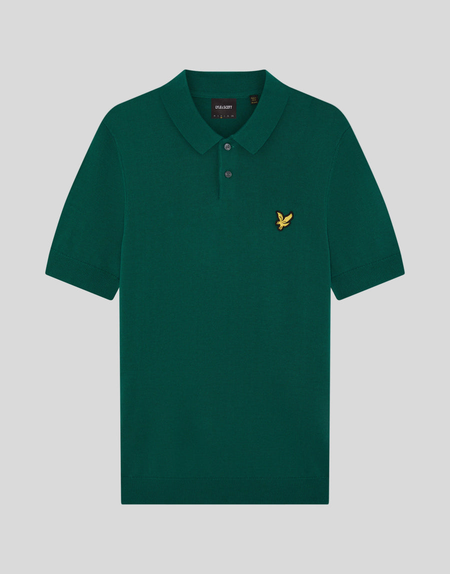 Foto frontale della polo lavorata a maglia Archive abbinata a una giacca verde
