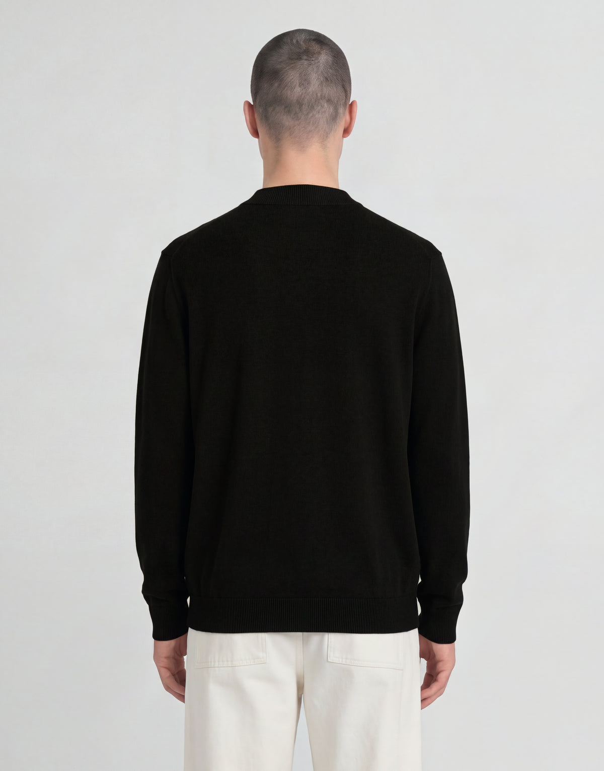 Hombre con jersey de cuello alto de punto de la colección «Archive» en negro azabache