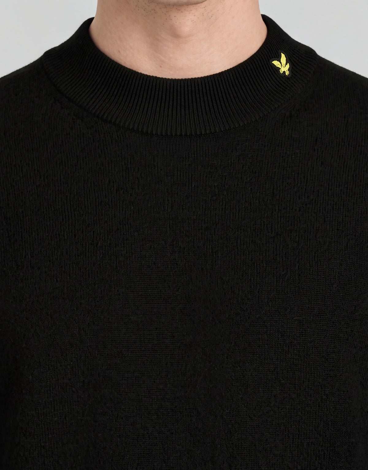 Hombre con jersey de cuello alto de punto de la colección «Archive» en negro azabache