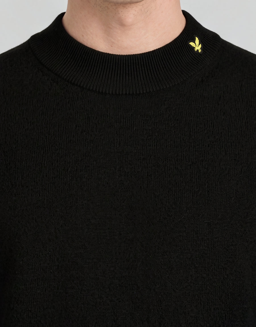 Hombre con jersey de cuello alto de punto de la colección «Archive» en negro azabache