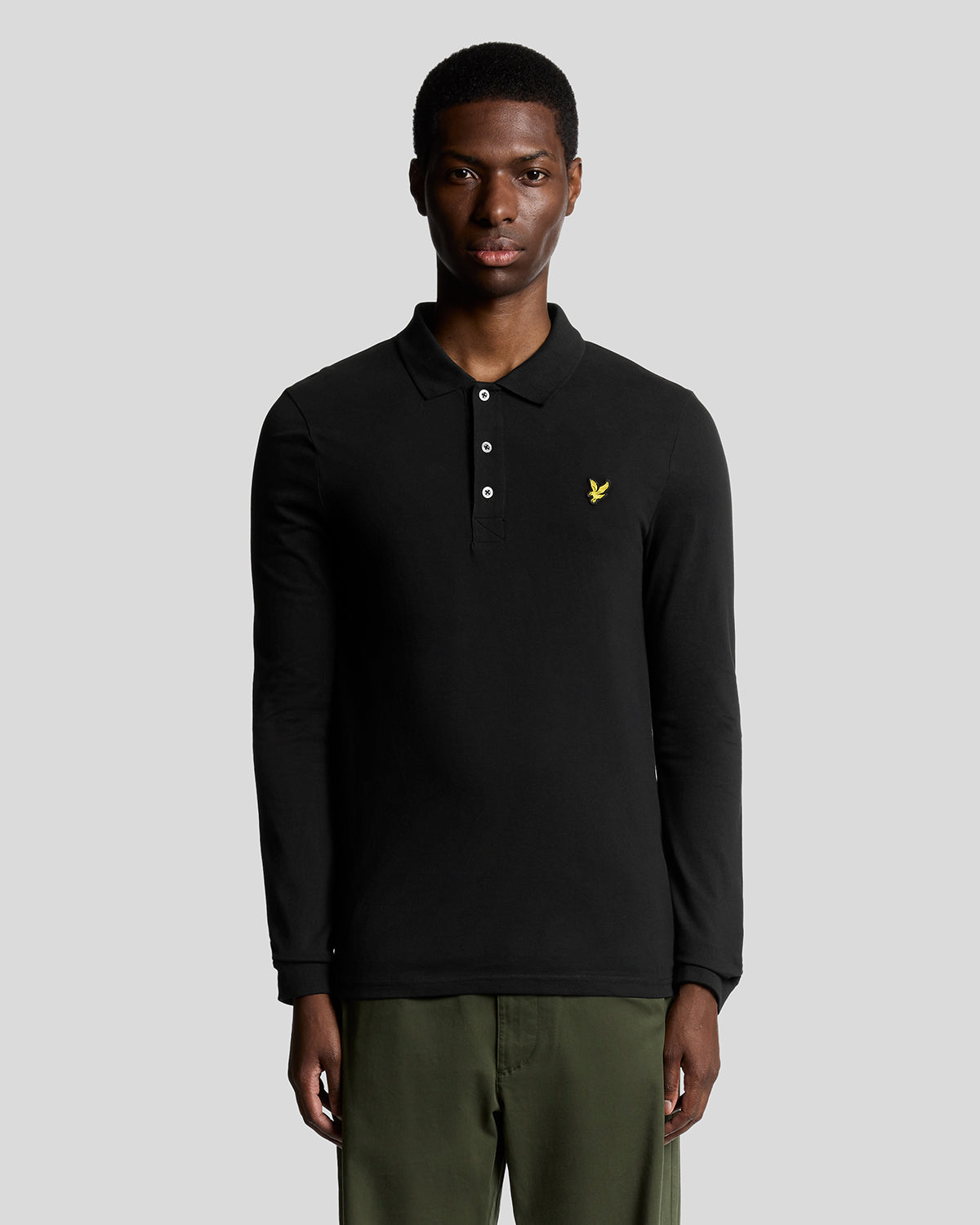 Homme portant un polo en coton à manches longues, couleur noir de jais