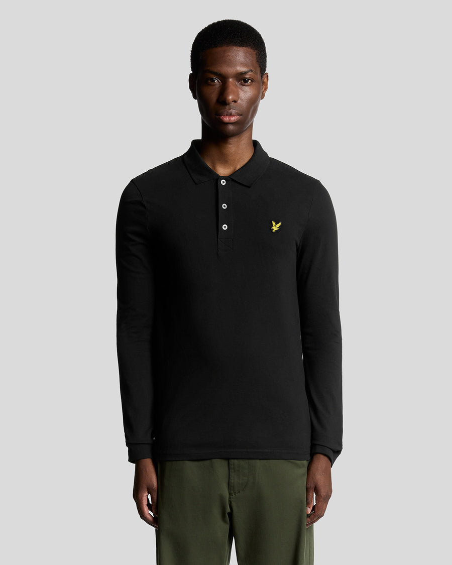 Homme portant un polo en coton à manches longues, couleur noir de jais