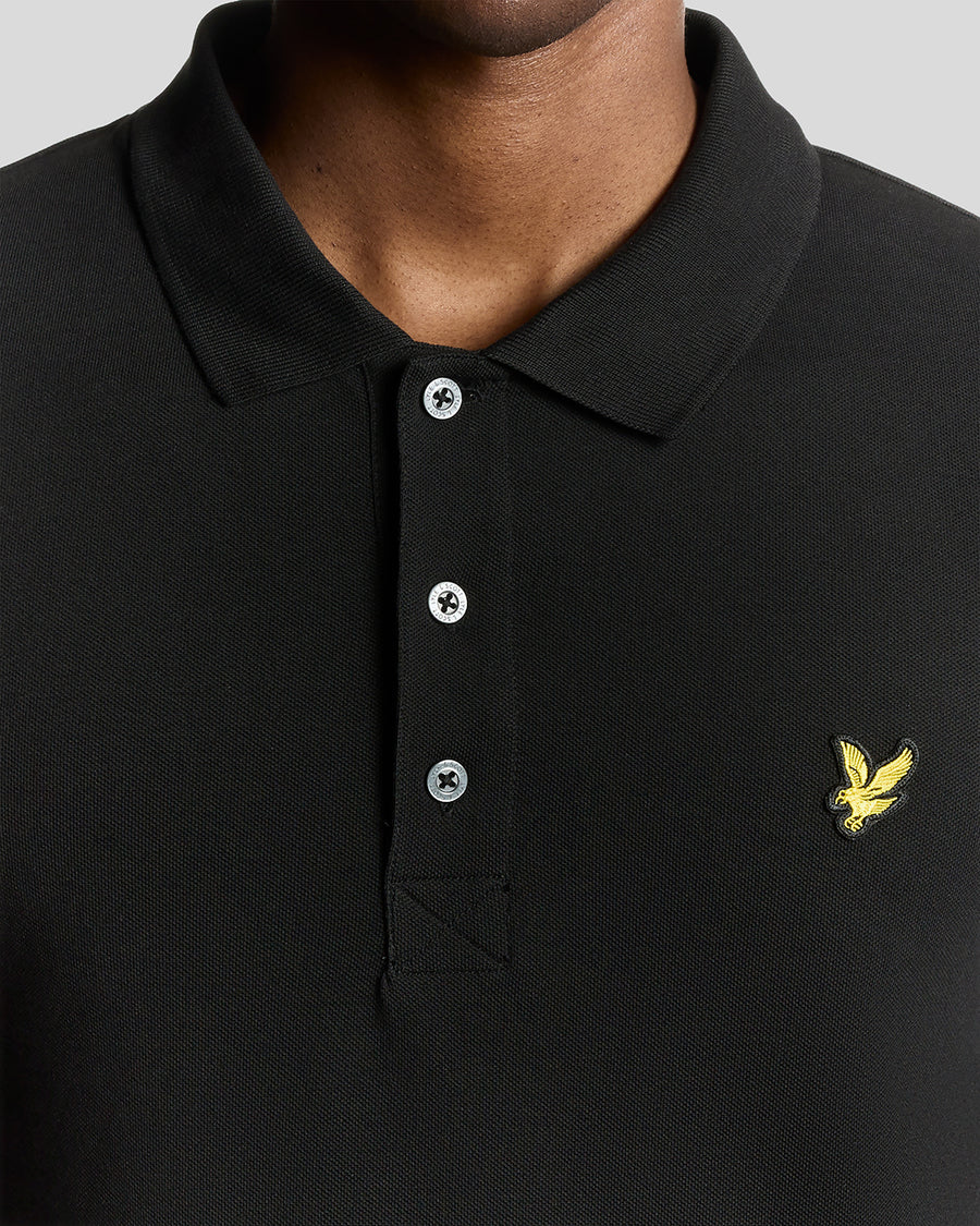 Homme portant un polo en coton à manches longues, couleur noir de jais