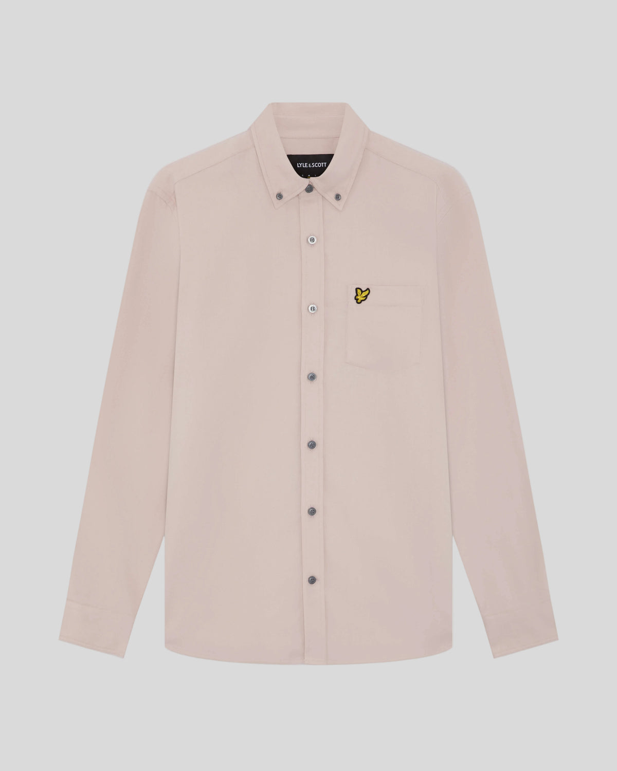 Foto de plano de una camisa de franela con cuello abotonado en rosa empolvado
