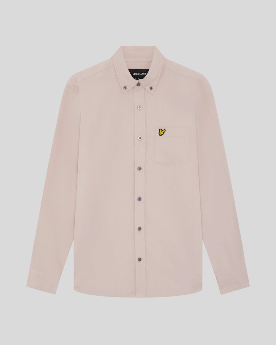 Foto de plano de una camisa de franela con cuello abotonado en rosa empolvado
