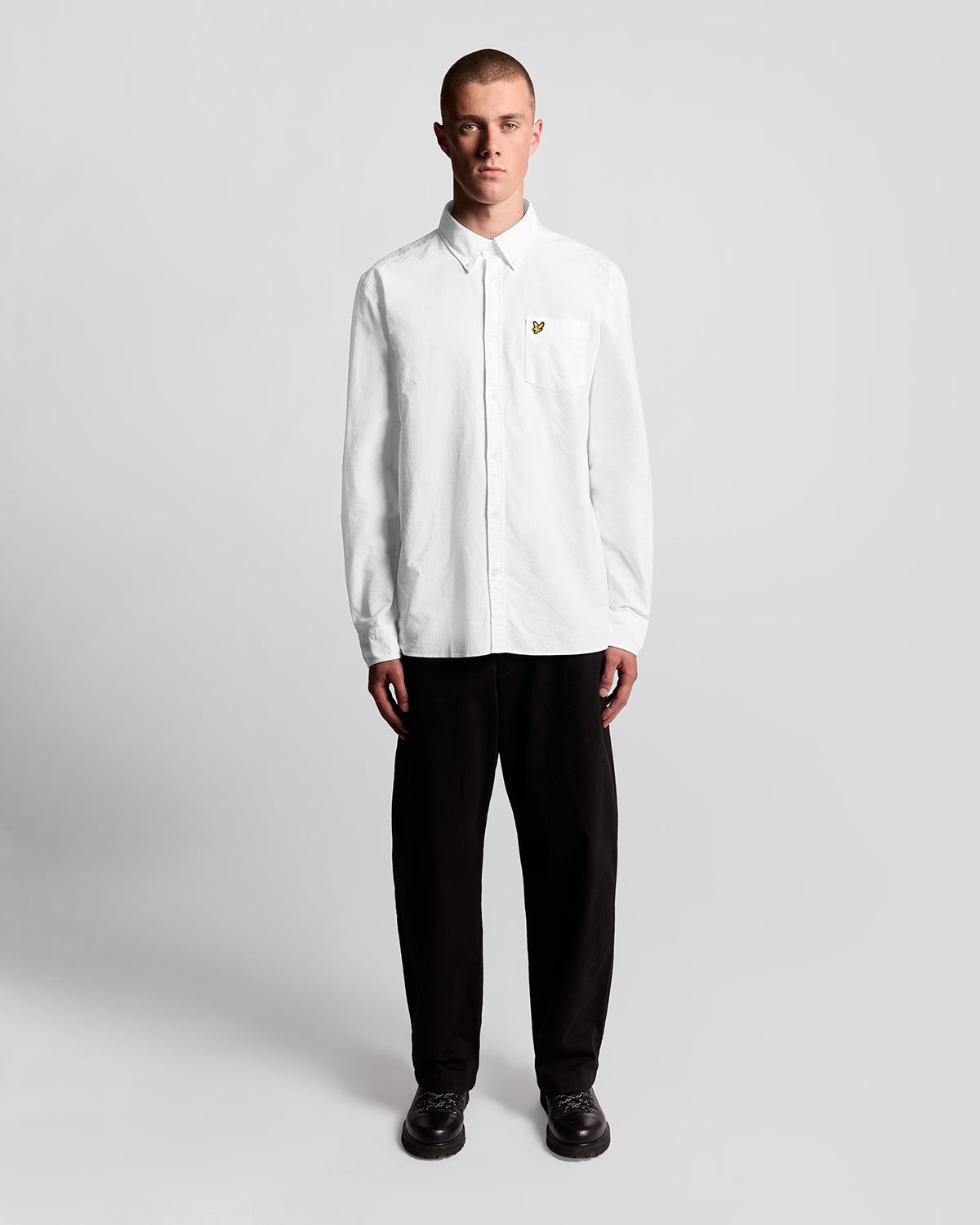 Uomo con camicia Oxford in cotone con bottoni, bianca