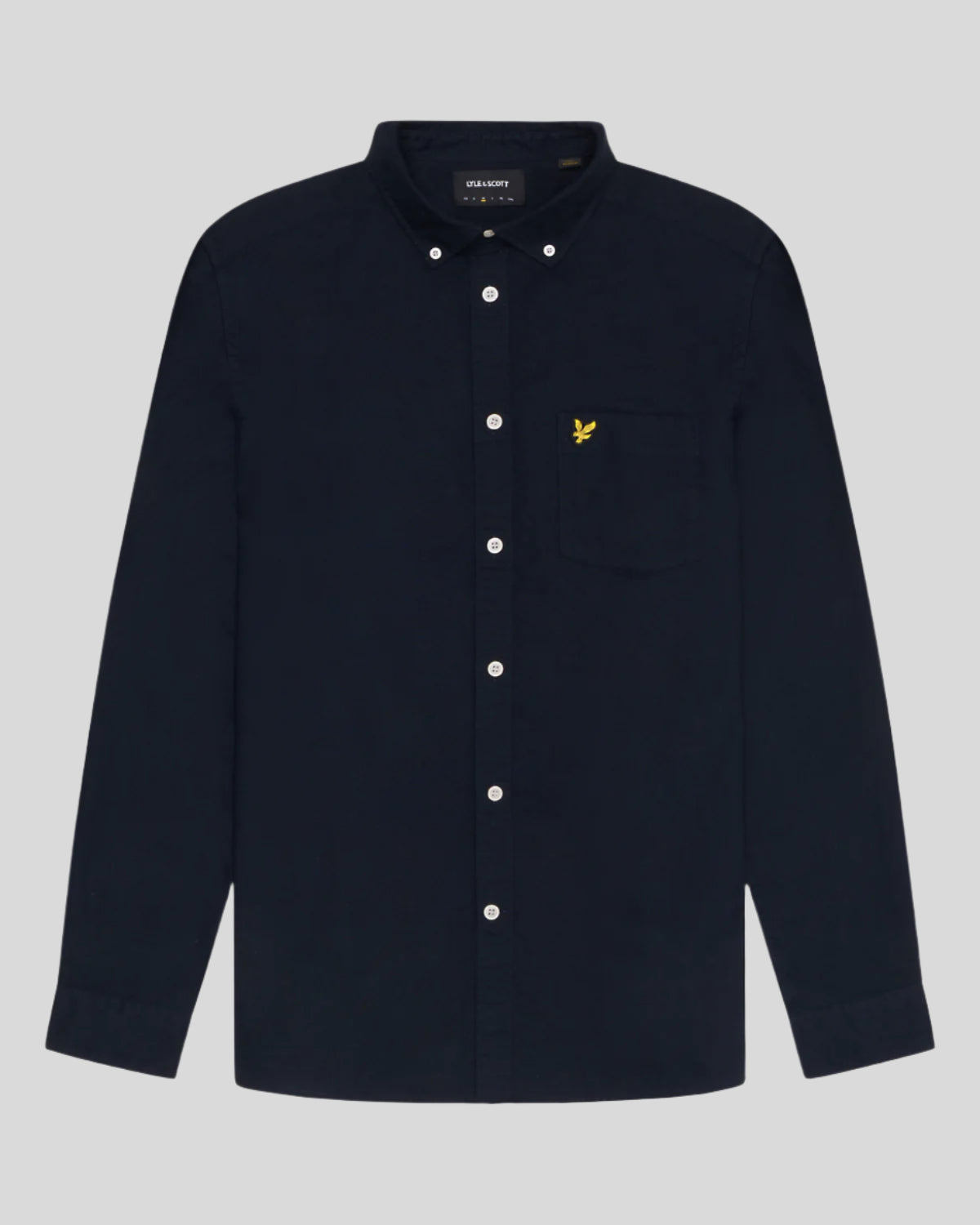 Un homme porte une chemise Oxford en coton à boutons, bleu marine foncé