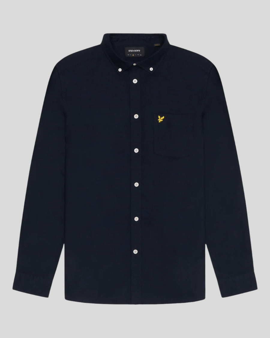 Un homme porte une chemise Oxford en coton à boutons, bleu marine foncé