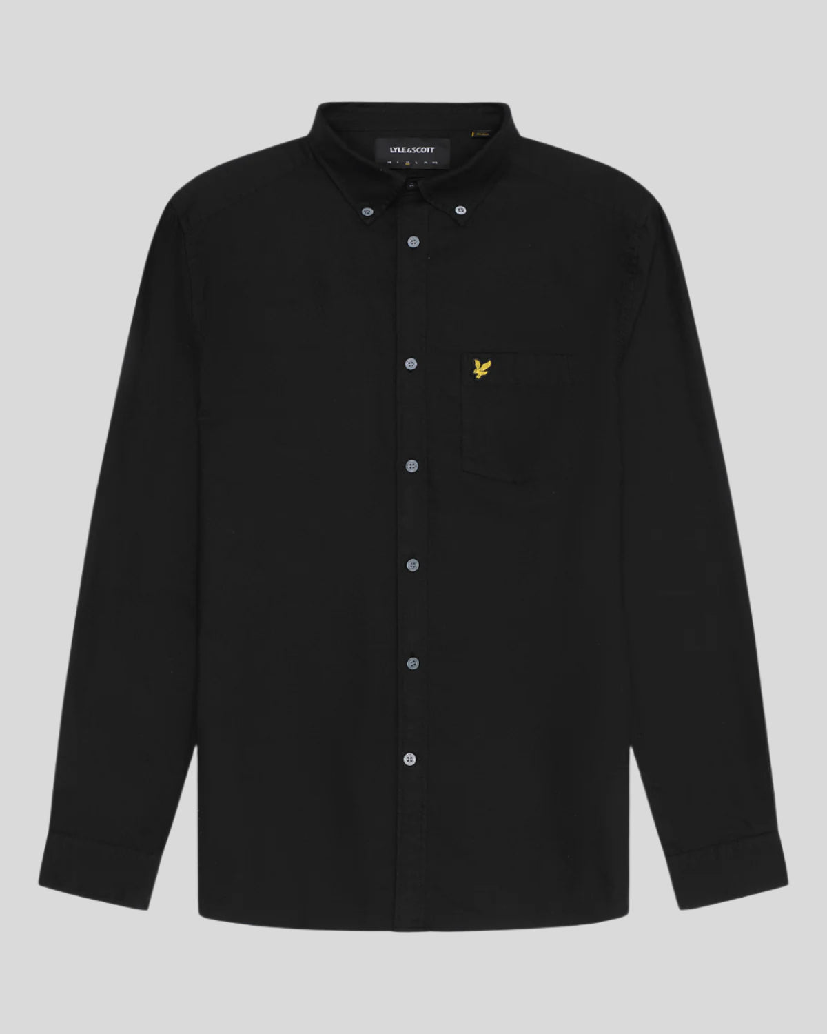 Un homme porte une chemise Oxford en coton à boutons, couleur noir de jais