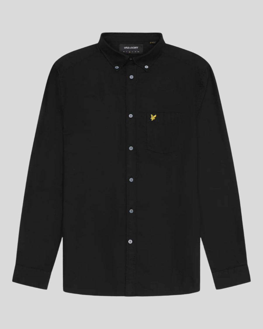 Un homme porte une chemise Oxford en coton à boutons, couleur noir de jais