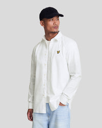 Man wearing Cotton Poplin Shirt in White