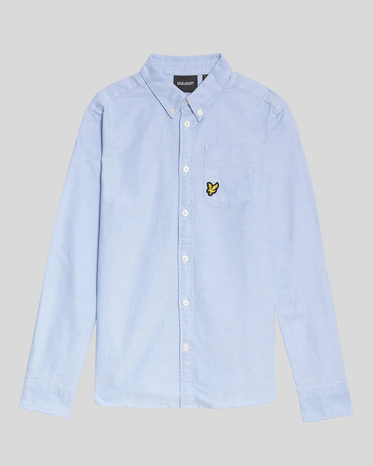 Un uomo indossa una camicia Oxford in cotone con bottoni sul colletto, modello Riviera