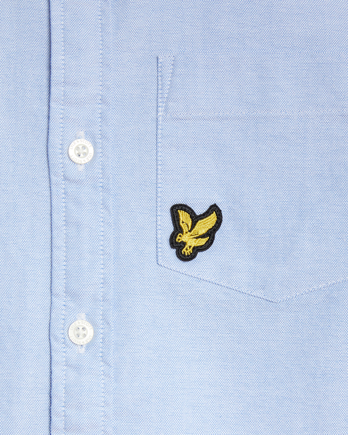 Un uomo indossa una camicia Oxford in cotone con bottoni sul colletto, modello Riviera