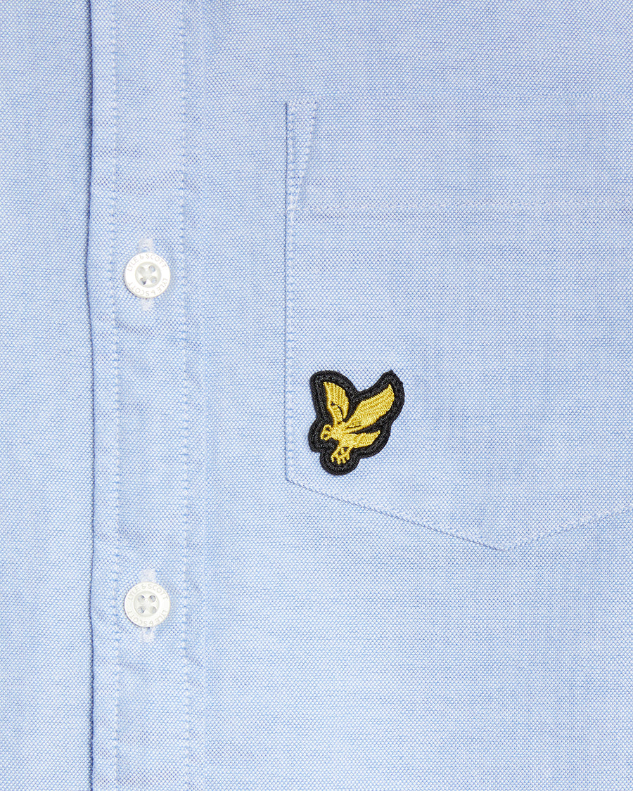 Un uomo indossa una camicia Oxford in cotone con bottoni sul colletto, modello Riviera