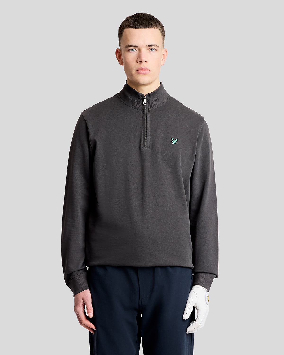Mann trägt ein „Green Eagle Cotton 1/4 Zip Midlayer“-Shirt in der Farbe „Gunmetal“
