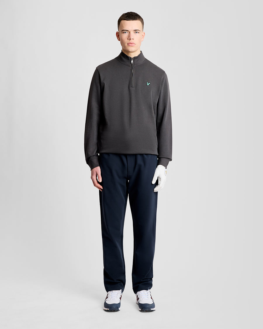 Mann trägt ein „Green Eagle Cotton 1/4 Zip Midlayer“-Shirt in der Farbe „Gunmetal“