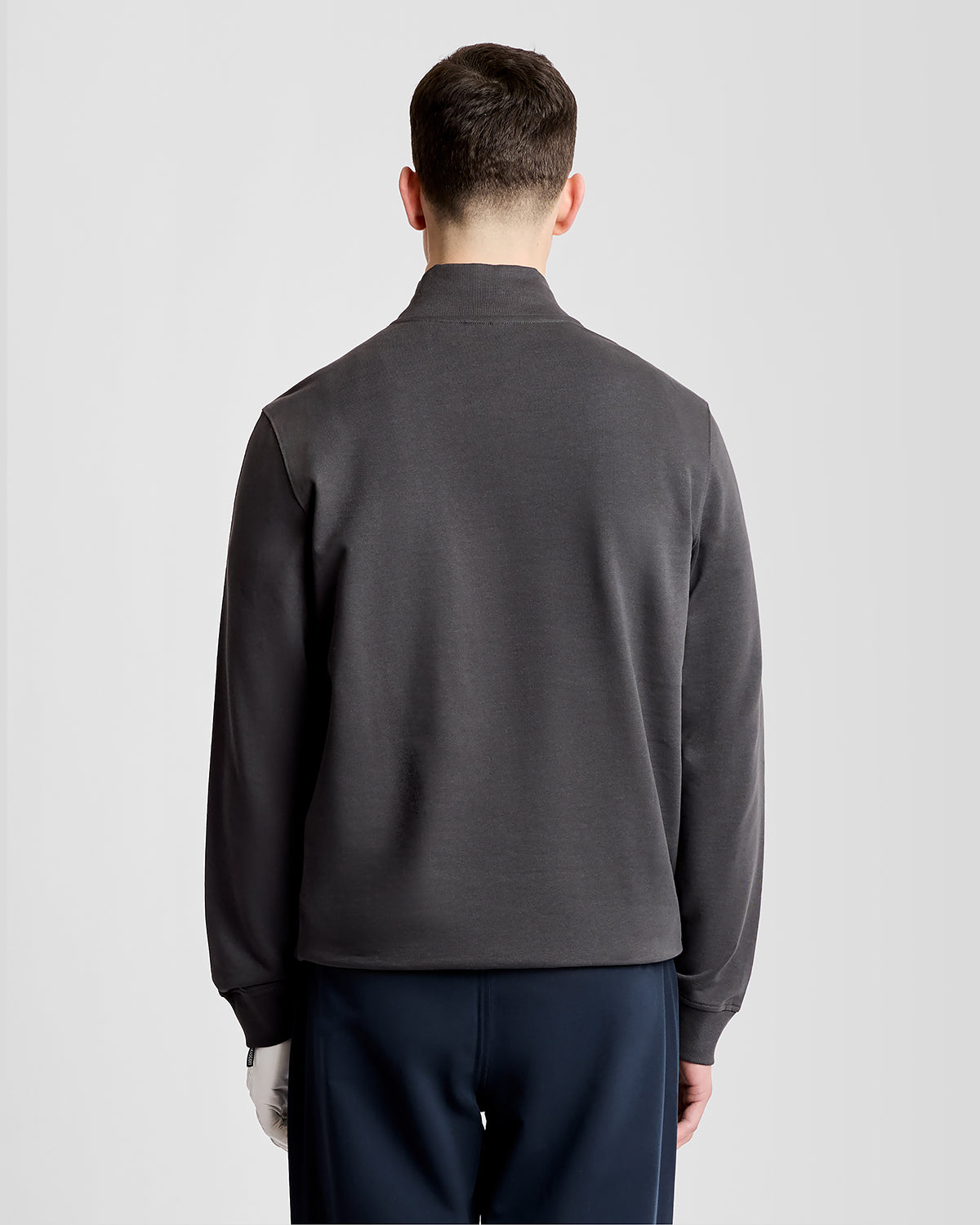 Mann trägt ein „Green Eagle Cotton 1/4 Zip Midlayer“-Shirt in der Farbe „Gunmetal“