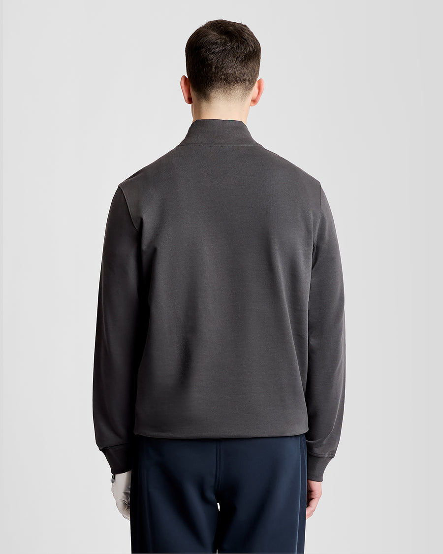Mann trägt ein „Green Eagle Cotton 1/4 Zip Midlayer“-Shirt in der Farbe „Gunmetal“