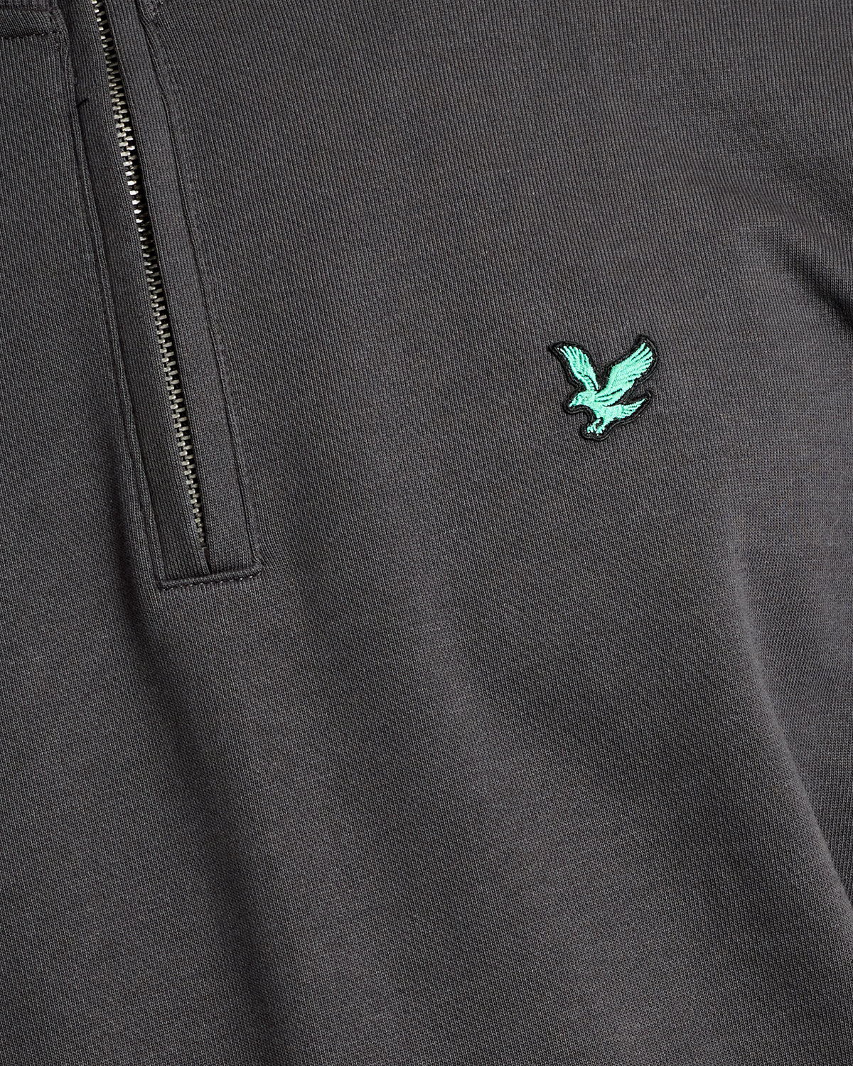 Mann trägt ein „Green Eagle Cotton 1/4 Zip Midlayer“-Shirt in der Farbe „Gunmetal“