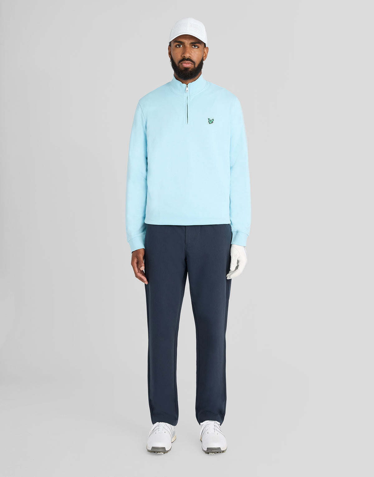 Mann trägt ein „Green Eagle Cotton 1/4 Zip Midlayer“-Shirt in der Farbe „Sea Breeze Blue“