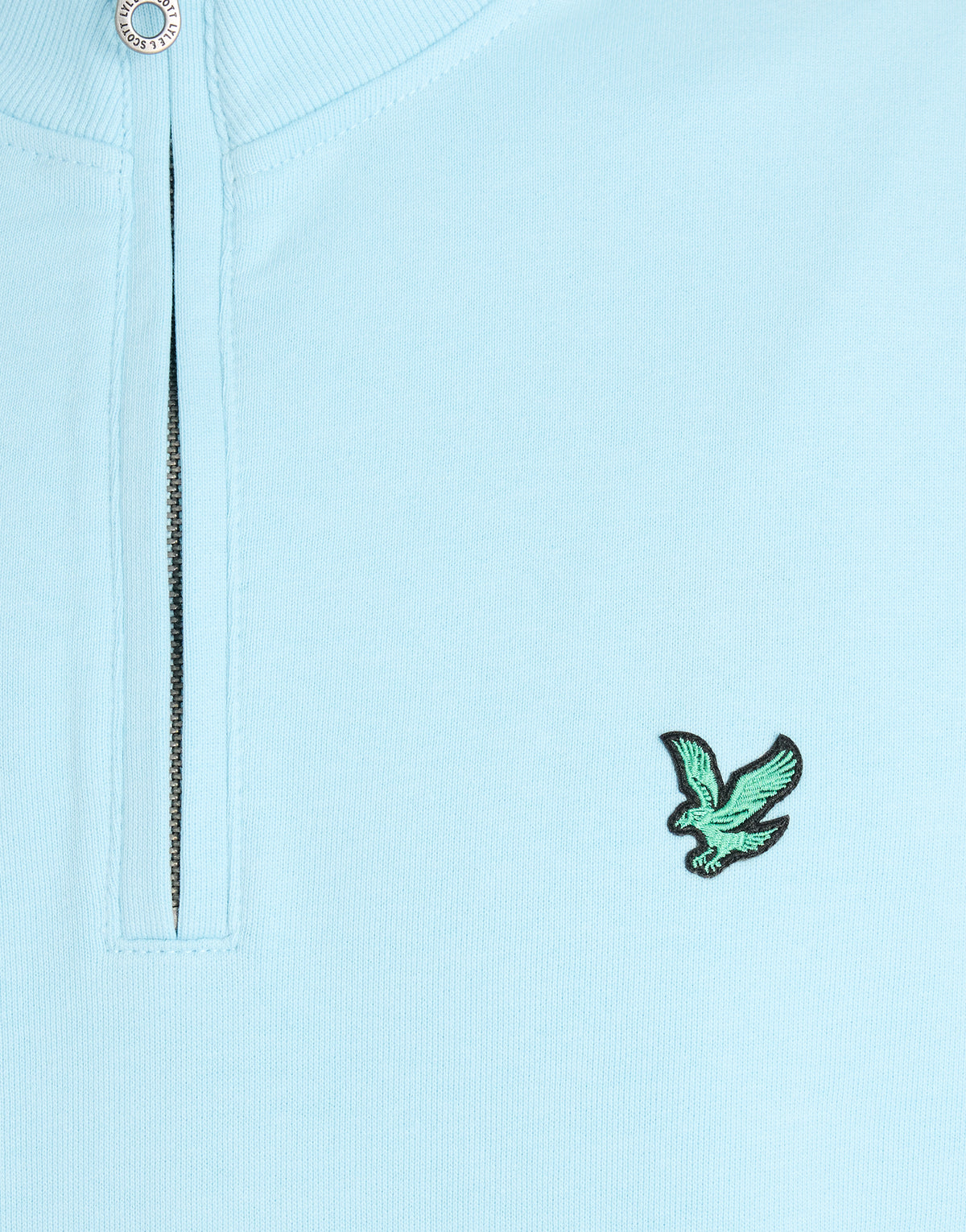 Mann trägt ein „Green Eagle Cotton 1/4 Zip Midlayer“-Shirt in der Farbe „Sea Breeze Blue“