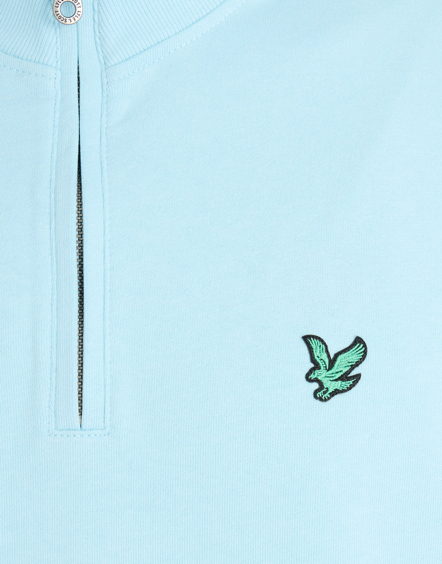 Mann trägt ein „Green Eagle Cotton 1/4 Zip Midlayer“-Shirt in der Farbe „Sea Breeze Blue“