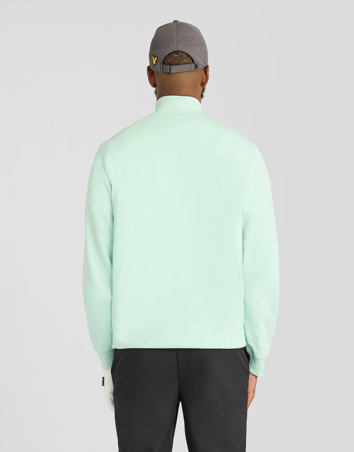Mann trägt ein „Green Eagle Cotton 1/4 Zip Midlayer“-Shirt in der Farbe „Morning Mint“
