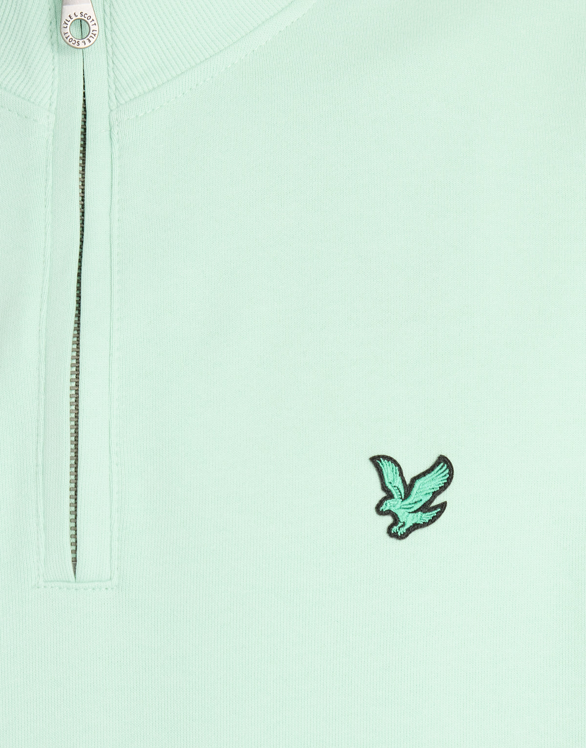 Mann trägt ein „Green Eagle Cotton 1/4 Zip Midlayer“-Shirt in der Farbe „Morning Mint“