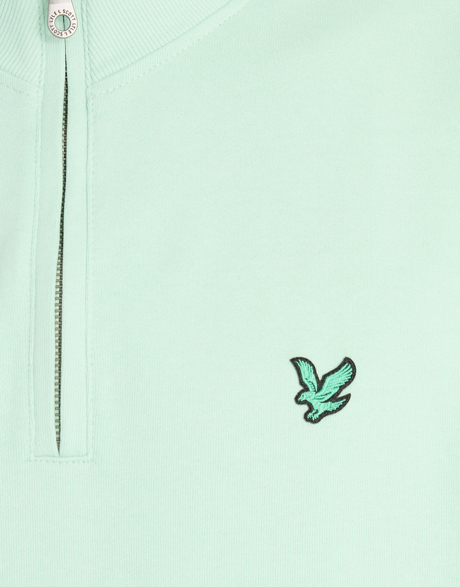 Mann trägt ein „Green Eagle Cotton 1/4 Zip Midlayer“-Shirt in der Farbe „Morning Mint“