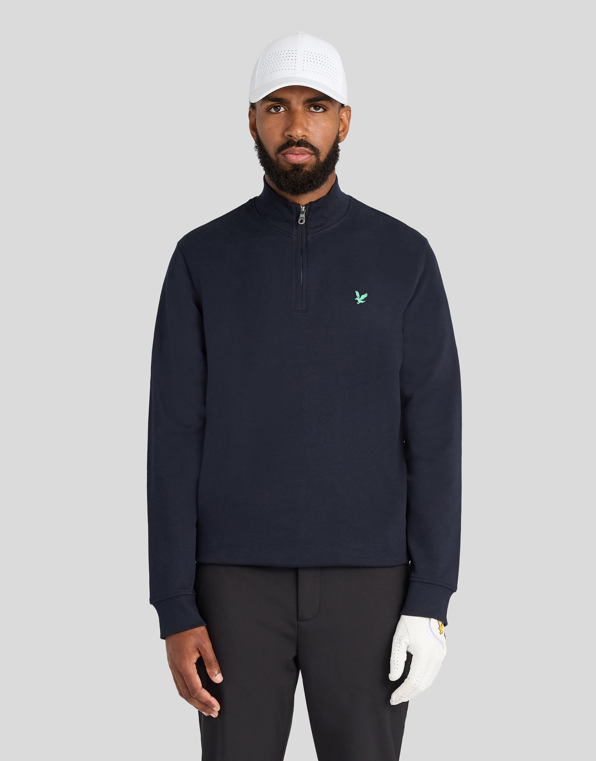 Mann trägt ein „Green Eagle Cotton 1/4 Zip Midlayer“ in Dunkelblau