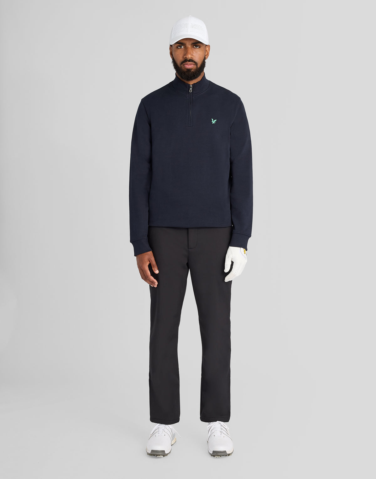 Mann trägt ein „Green Eagle Cotton 1/4 Zip Midlayer“ in Dunkelblau