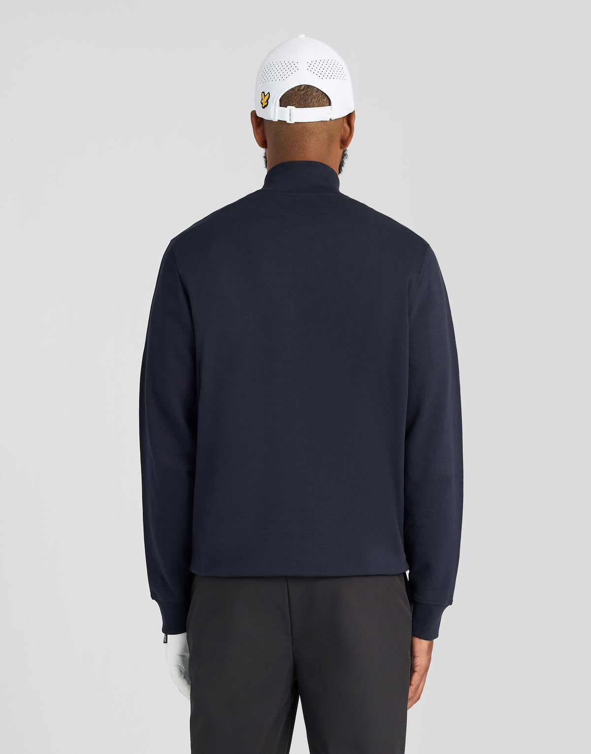 Mann trägt ein „Green Eagle Cotton 1/4 Zip Midlayer“ in Dunkelblau