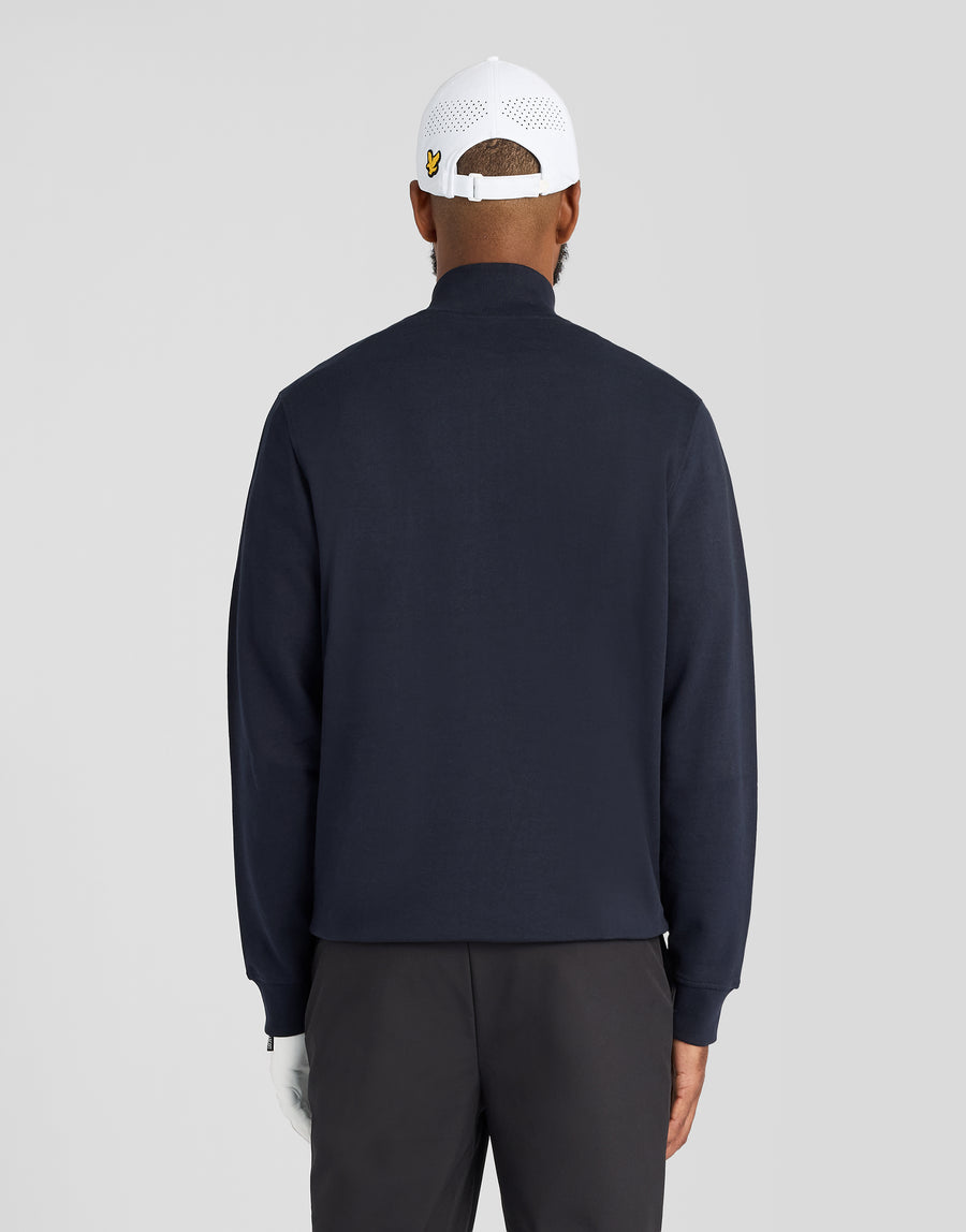 Mann trägt ein „Green Eagle Cotton 1/4 Zip Midlayer“ in Dunkelblau