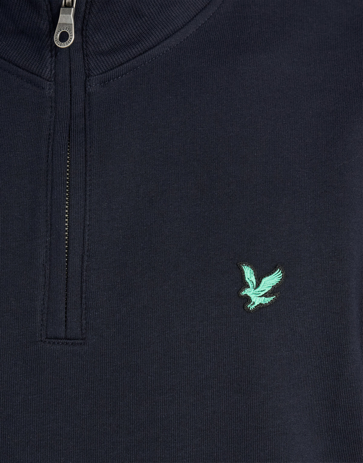 Mann trägt ein „Green Eagle Cotton 1/4 Zip Midlayer“ in Dunkelblau
