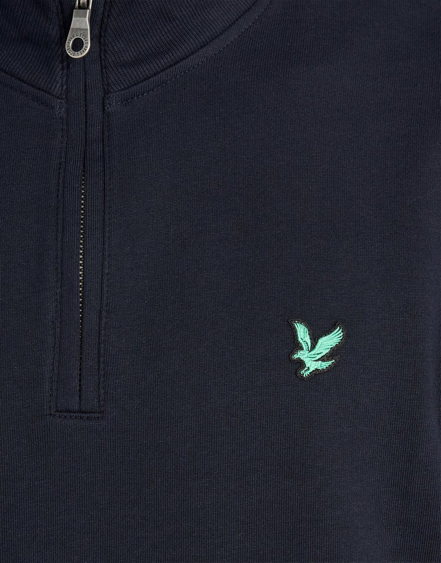 Mann trägt ein „Green Eagle Cotton 1/4 Zip Midlayer“ in Dunkelblau